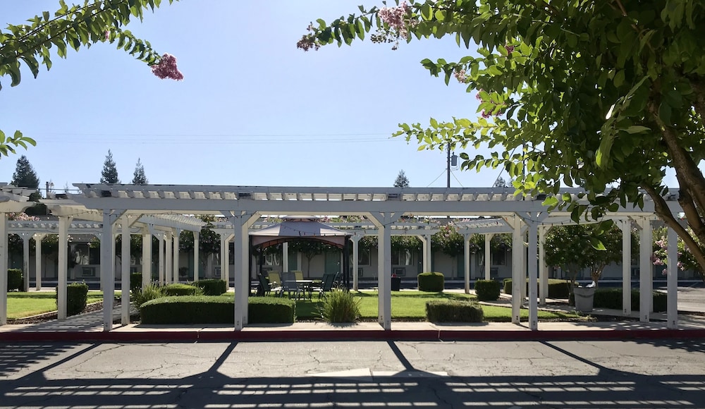Sunrise Inn Turlock - photo 23