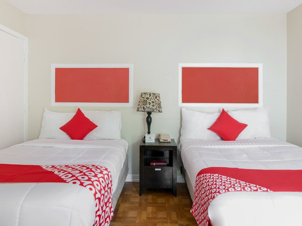 OYO Hotel Houston TX near Medical Center NRG Stadium - photo 13