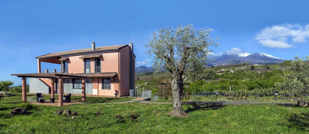 Nake Residenza Artistica — 4-Star Luxury Hotel in Sant'alfio, Italy