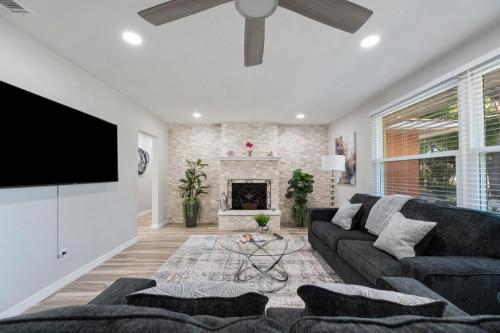 Wood Circle House Dog Friendly with Fenced in Backyard — 4-Star Luxury Hotel in Lakeland, United States