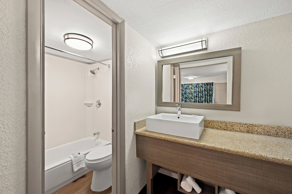 Red Roof Inn PLUS & Suites Naples Downtown 5th Ave S - photo 28