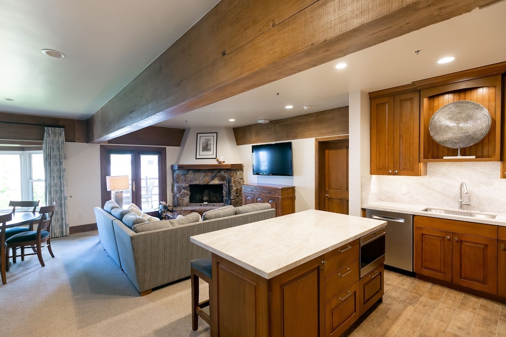 Luxury Four Bedroom Suite with Three Hot Tubs 4 Apartment Hotel by RedAwning - photo 9