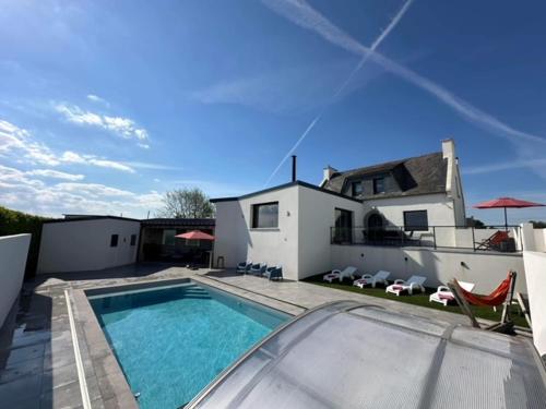 Entre Terre Et Mer 12 Personnes Espace Piscine Chauffee — hotel in Landivisiau