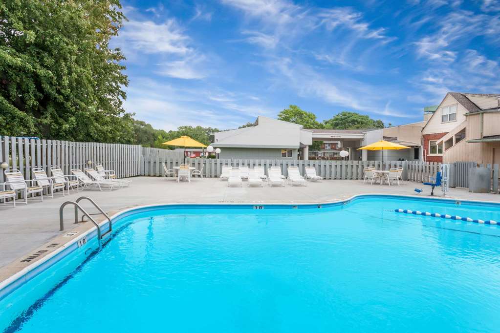 Super 8 by Wyndham Stevensville St. Joseph - photo 3