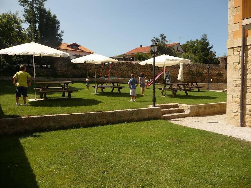 Apartamentos Altamira — 4-Star Luxury Hotel in Santillana, Spain