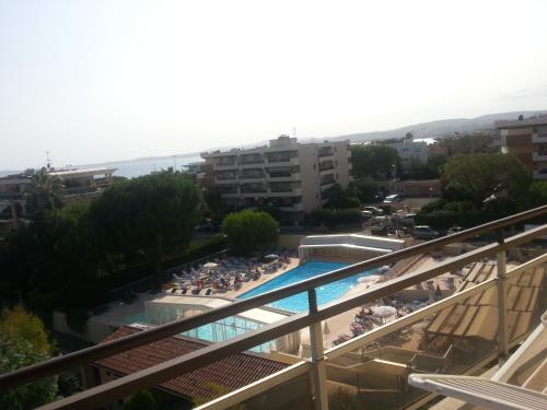 Apartment Heliotel Marine 4 Bord de Mer — 4-Star Luxury Hotel in Saint-Laurent-Du-Var, France