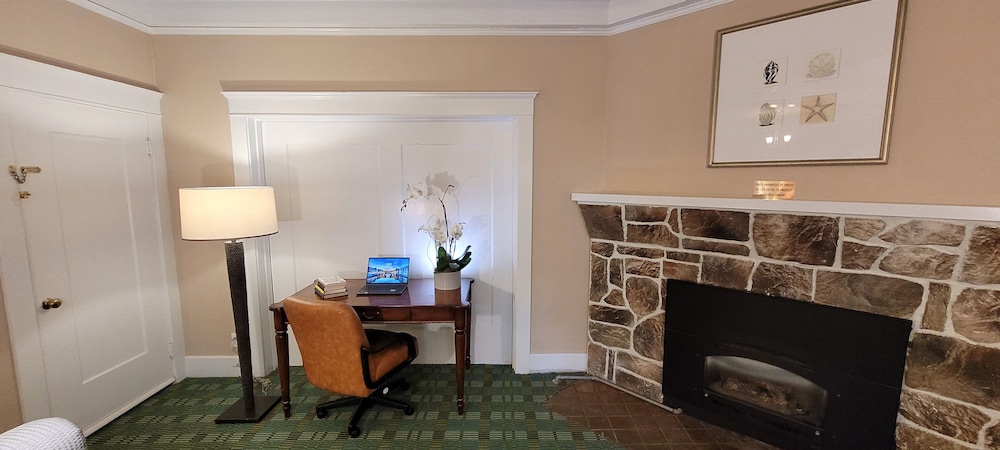Butterfly Grove Inn - photo 16