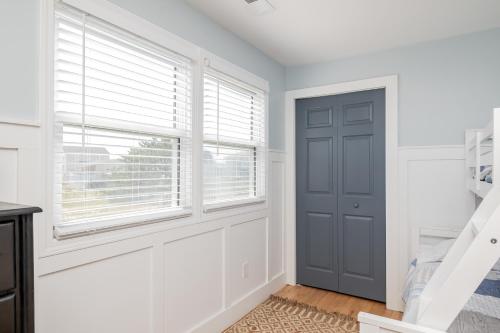 Sawyers Shore Shack by Oak Island Accommodations - photo 21