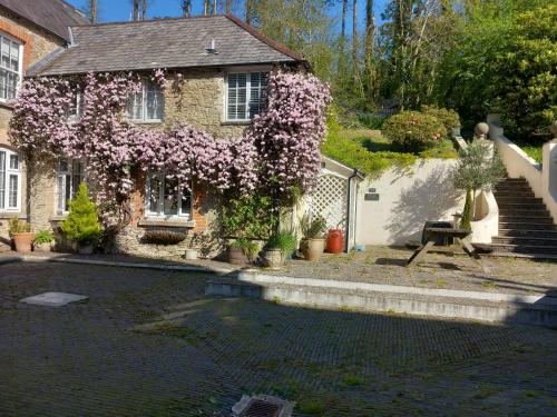 Sheplegh Court Charming Cottage and Pools within Stunning Grounds — 4-Star Luxury Hotel in Totnes, United Kingdom