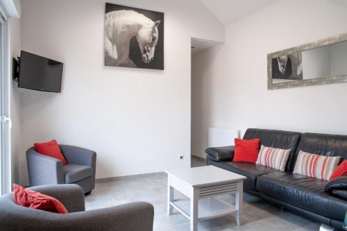 La Diligence Jardin parking privé in Damery, France