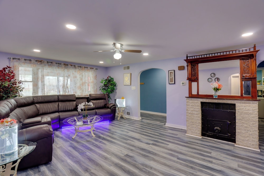 9 Mi to Hersheypark: Spacious Home w Deck — 4-Star Luxury Hotel in Harrisburg, United States