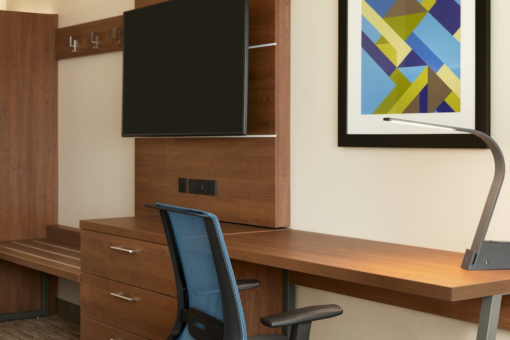 Holiday Inn Express and Suites Beaver Dam - photo 12
