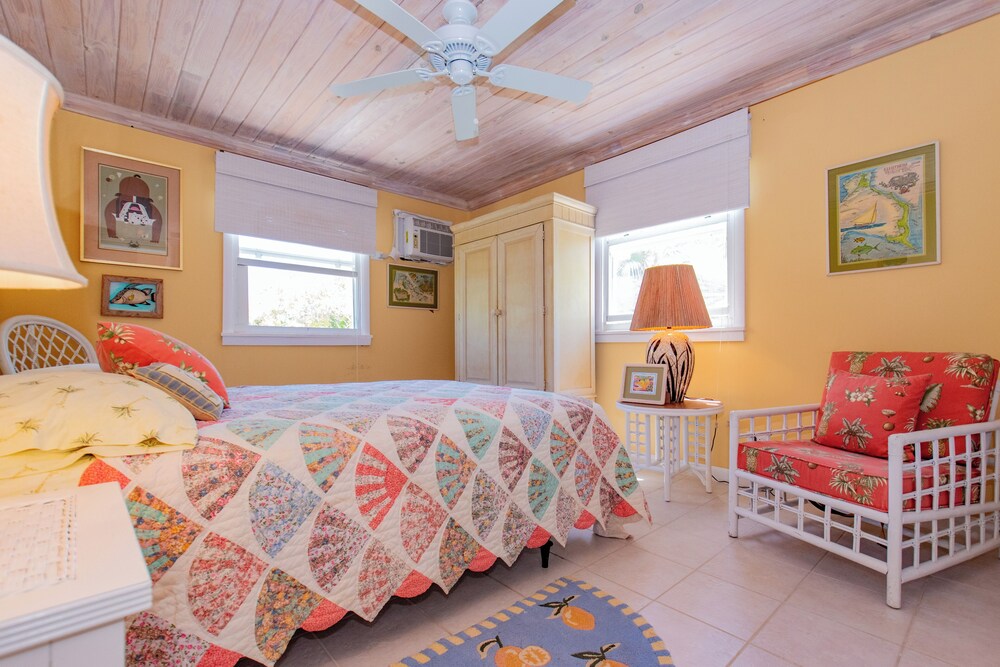 Island Oasis: Beachfront Retreat With Infinity Pool in Governor's Harbour, Bahamas