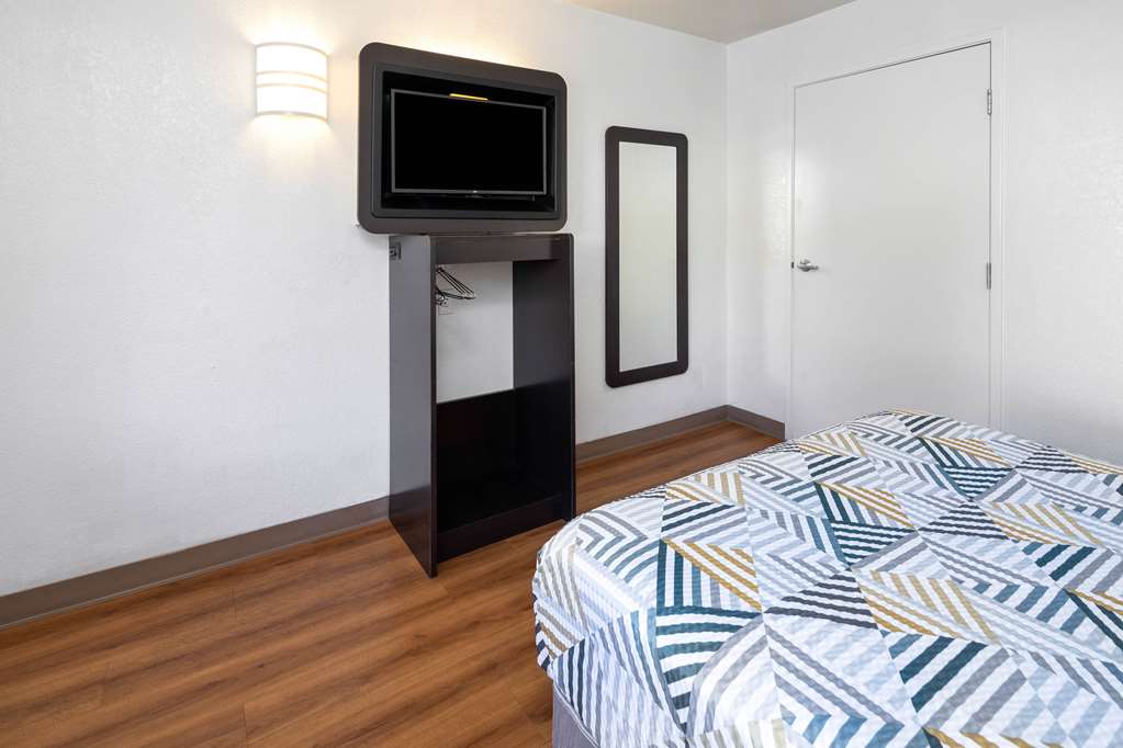 Motel 6 Santa Barbara CA State Street - photo 9