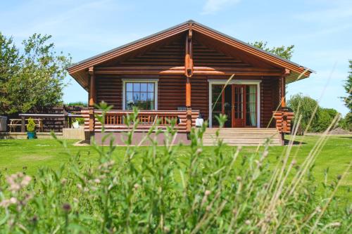 Bunnahahbain Two Bedroom Luxury Log Cabin with Private Hot Tub — 4-Star Luxury Hotel in Berwick-Upon-Tweed, United Kingdom