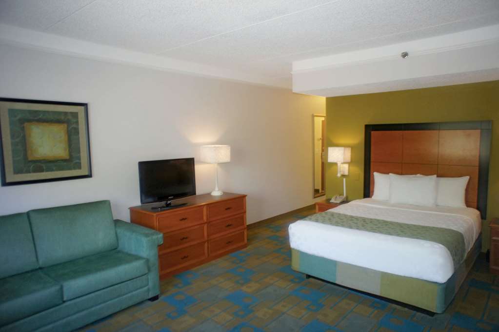 La Quinta Inn & Suites by Wyndham St. Pete Clearwater Airpt - photo 20