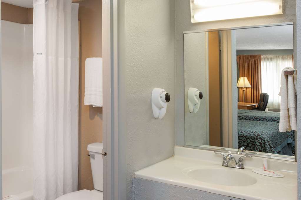 Days Inn by Wyndham Farmer City - photo 12