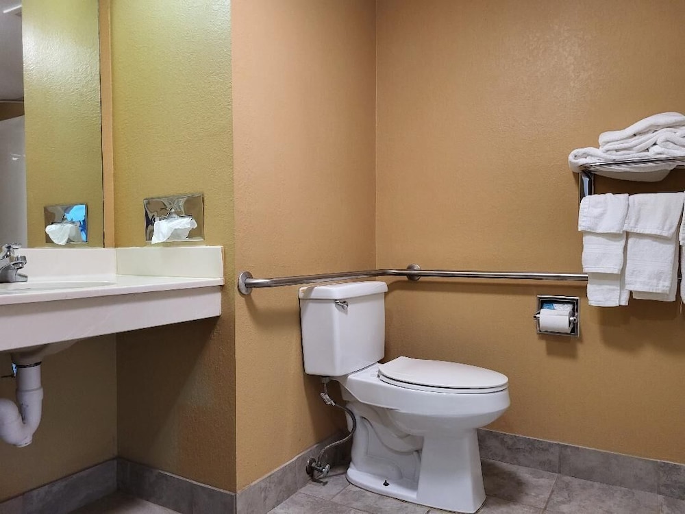 Starkville Inn & Suites - photo 32