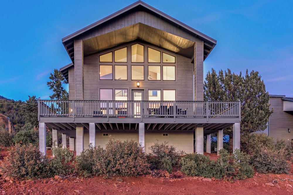 Modern Pine Retreat W Deck Stunning Views — Pine