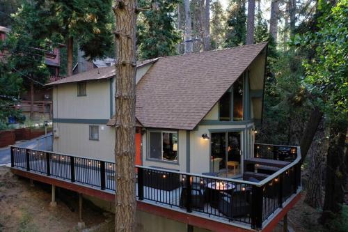 Fleming Creek Hideaway Next to Creek Fire Pit in Lake Arrowhead, United States