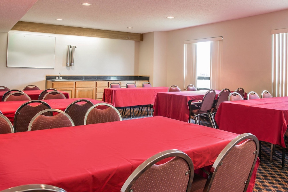 Days Inn by Wyndham Flint Bishop International Airport - photo 35