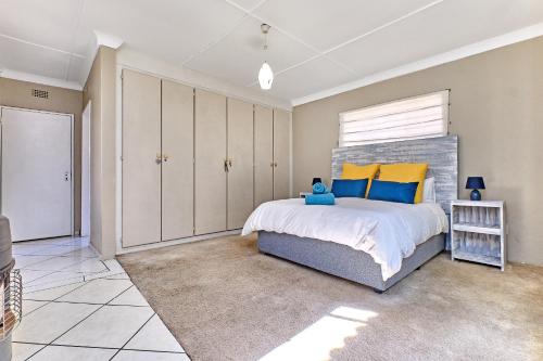 Tranquil large 1 bedroom garden cottage 12 mins from OR Tambo International with backup water — 4-Star Luxury Hotel in Germiston, South Africa