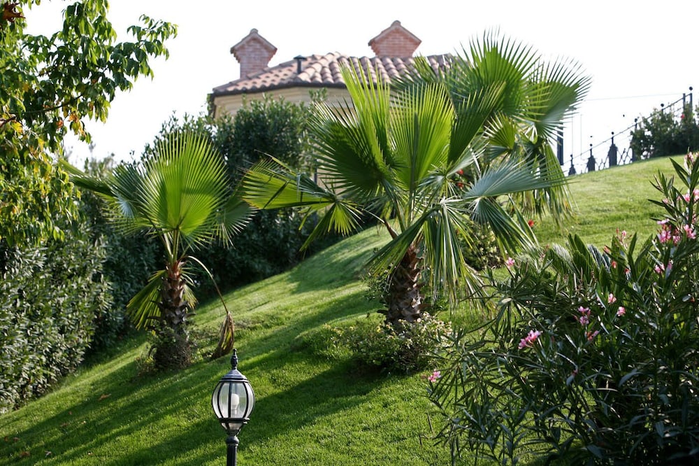 Hotel Villa Picena — 4-Star Luxury Hotel in Colli Del Tronto, Italy