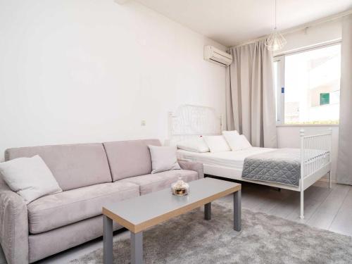 Apartment Larissa Studio Apartment with Terrace and Partial Sea View
