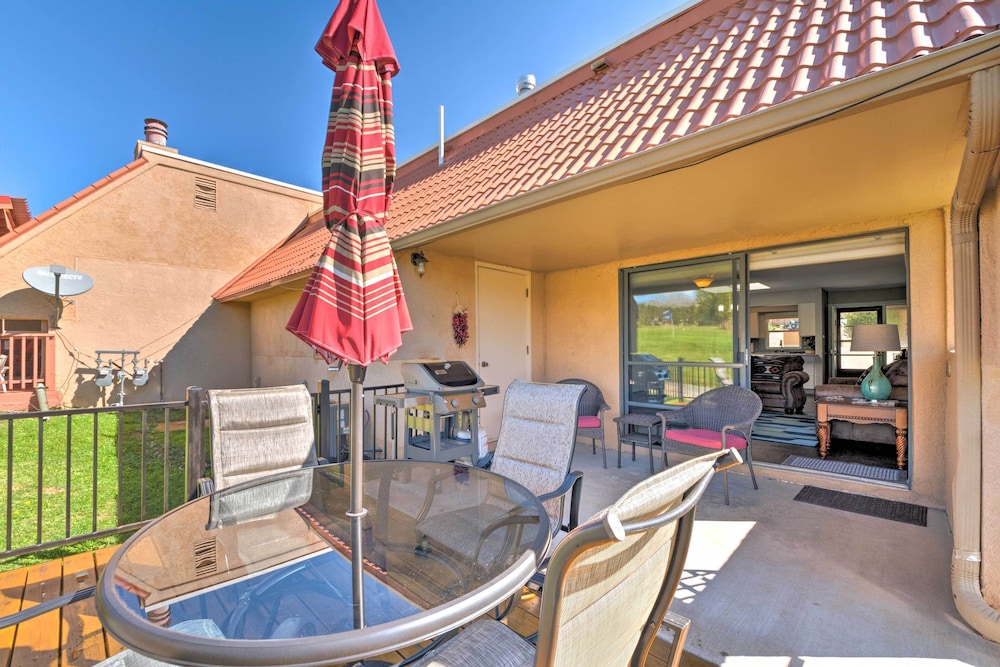 Bright Ruidoso Condo with Deck And Golf Course Views — 4-Star Luxury Hotel in Ruidoso, United States