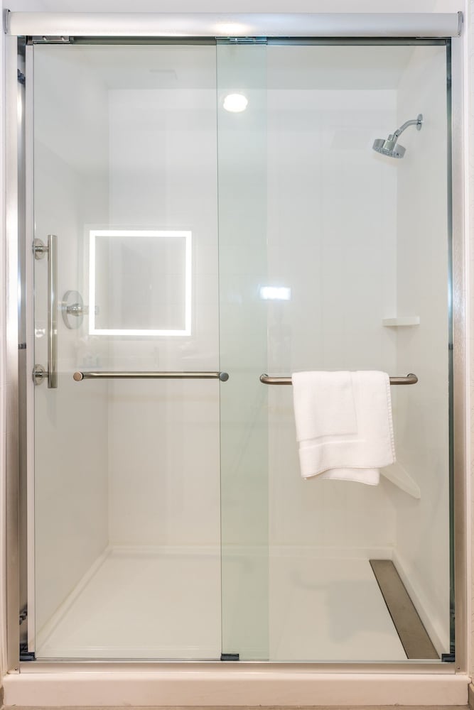 Holiday Inn Express & Suites Charlottesville by IHG - photo 75