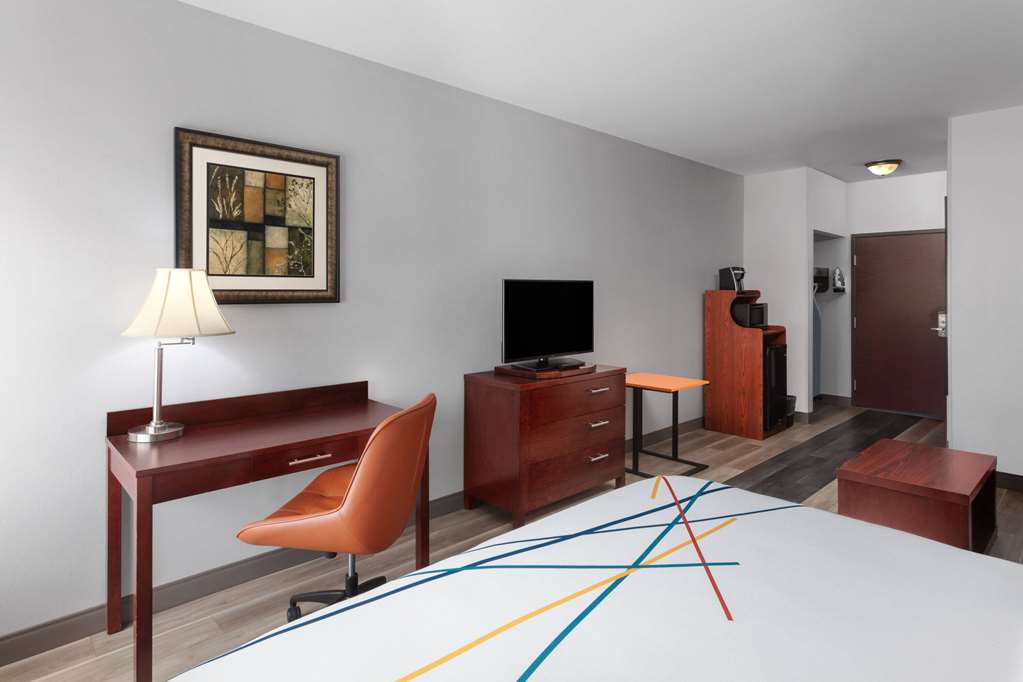 La Quinta Inn & Suites by Wyndham Woodward - photo 22