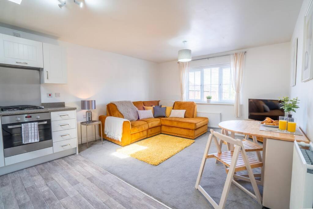 Butterfly Gardens 2 bed apartment sleep upto 4 — 4-Star Luxury Hotel in Swadlincote, United Kingdom
