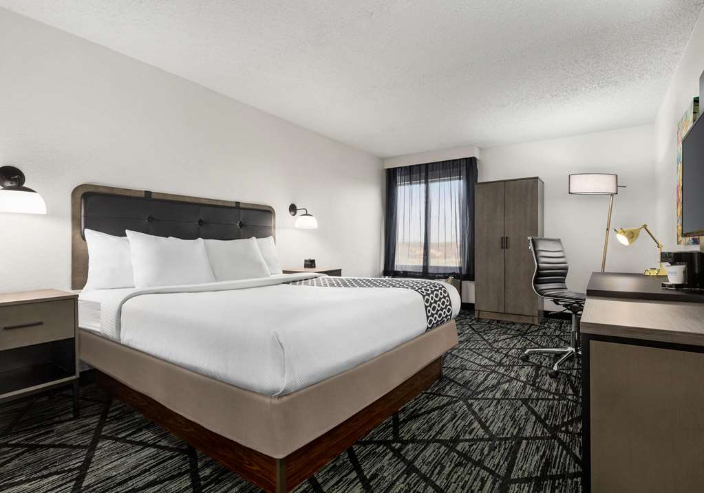 La Quinta Inn & Suites by Wyndham Cleveland Airport West - photo 38