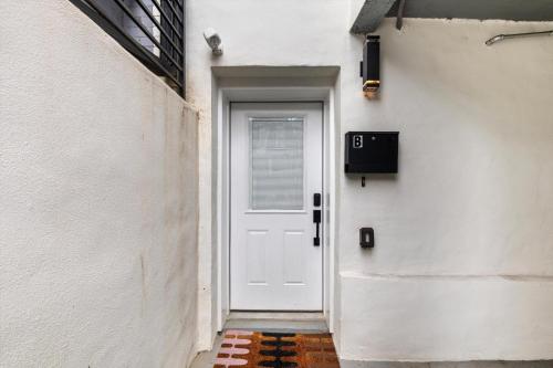 Central 2 BR City Sanctuary Commuter Friendly — 4-Star Luxury Hotel in Washington, United States