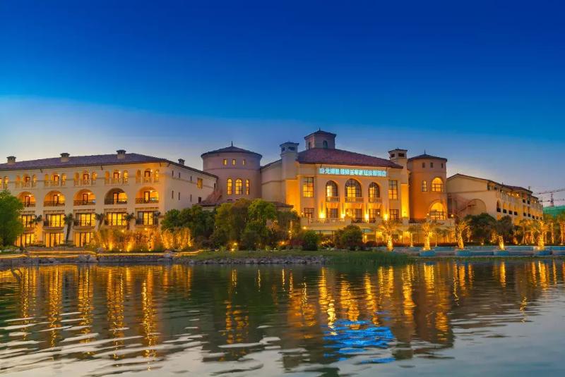 Wyndham Grand Plaza Resort Nanjing — 4-Star Luxury Hotel in Nanjing, People's Republic of China