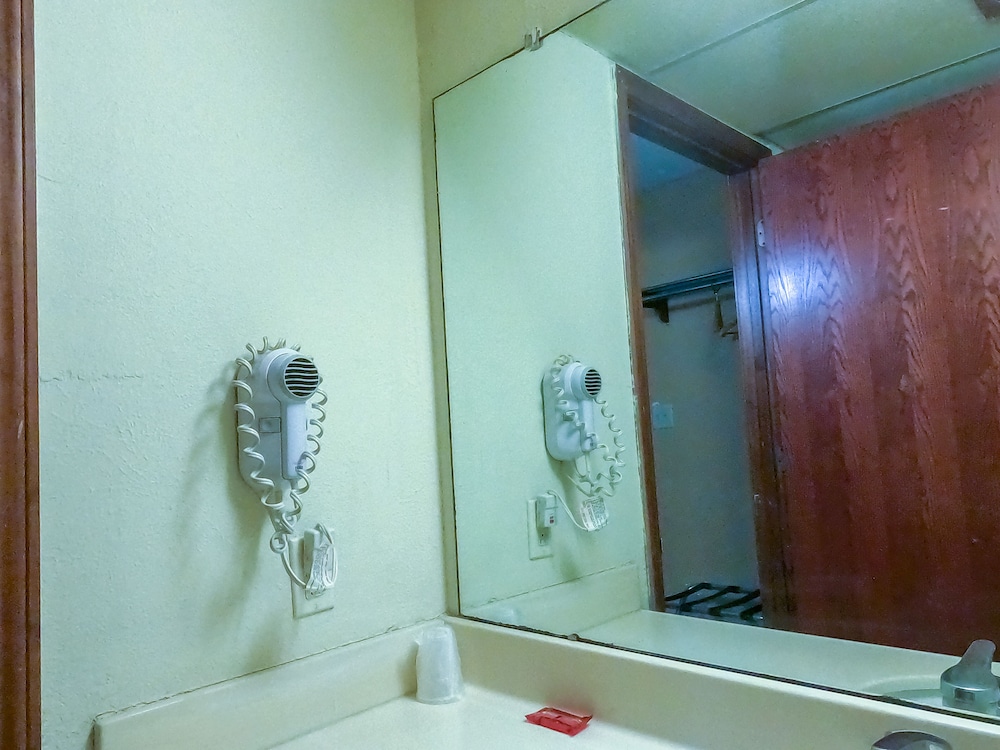 Americas Best Value Inn Salina - photo 11