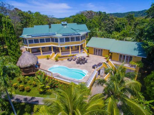 Casa de Admirada — 4-Star Luxury Hotel in Sandy Bay, Honduras