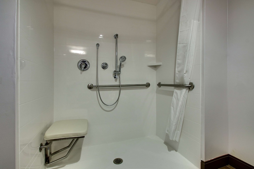 Hampton Inn & Suites Southport - photo 34