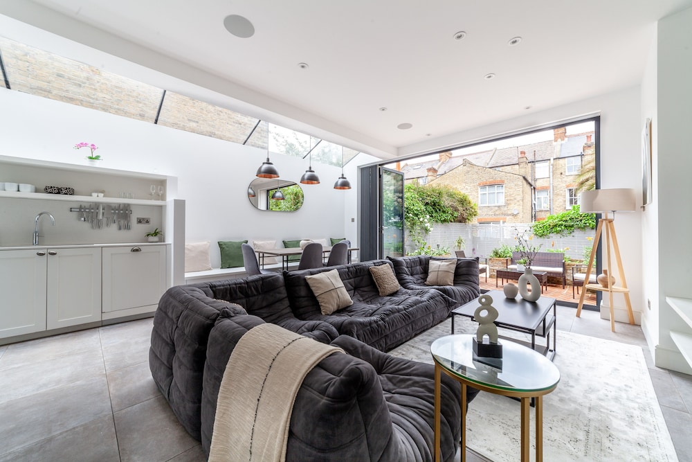 5 Bed Apartment in Clapham — 4-Star Luxury Hotel in London, United Kingdom