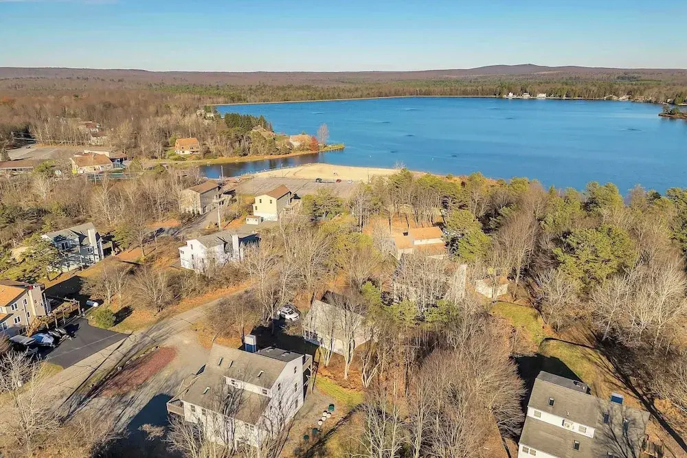Pocono Pinnacle by Avantstay Steps to the Lake Game Room Large Deck - photo 16