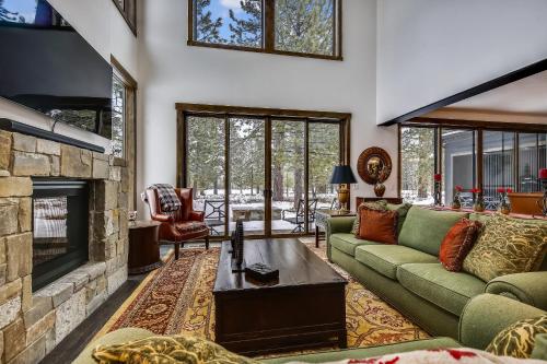 Allure at Schaffer's Mill by Tahoe Getaways 4BR Pet Friendly Home w Private Hot Tub & Air Conditioning — 4-Star Luxury Hotel in Truckee, United States
