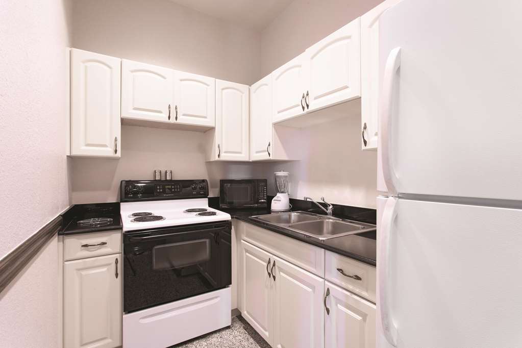 La Quinta Inn & Suites by Wyndham Tampa Bay Area Tampa South - photo 11