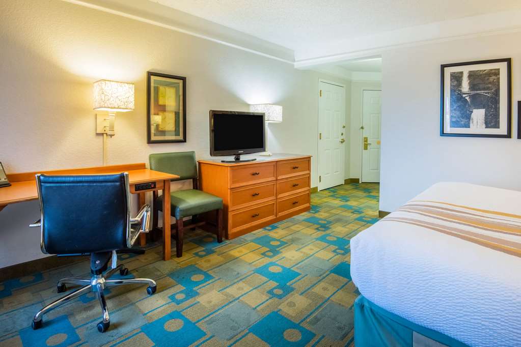La Quinta Inn & Suites by Wyndham Colorado Springs South AP - photo 30
