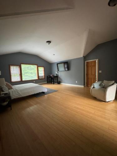 Quiet Cozy Stay Spacious Home Near Beach & Shops — 5-Star Luxury Hotel in Hamden, United States