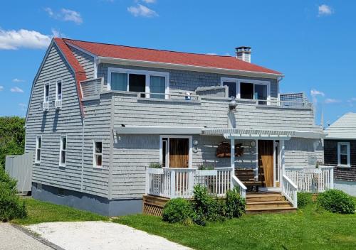 2 Bedroom Matunuck Beach House 1 Block from Ocean — 4-Star Luxury Hotel in South Kingstown, United States