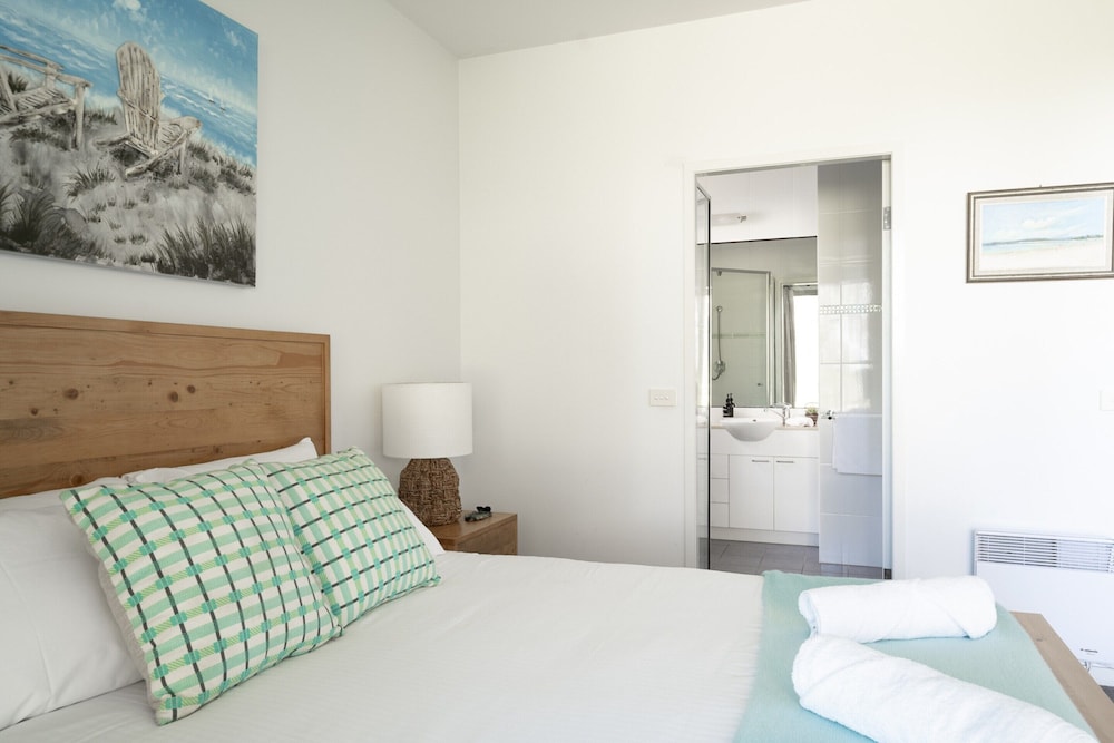3 Bed Seaside Serenity Escape at Long Beach — Long Beach — photo 4