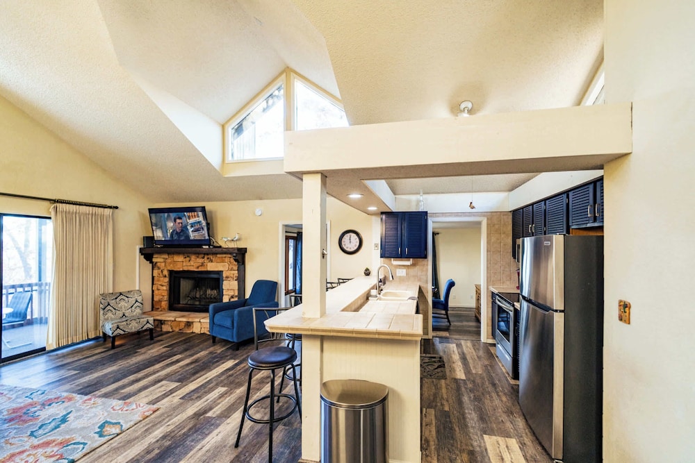 Serenity Now Quiet 4 BDR Next to Margaritaville — 4-Star Luxury Hotel in Osage Beach, United States