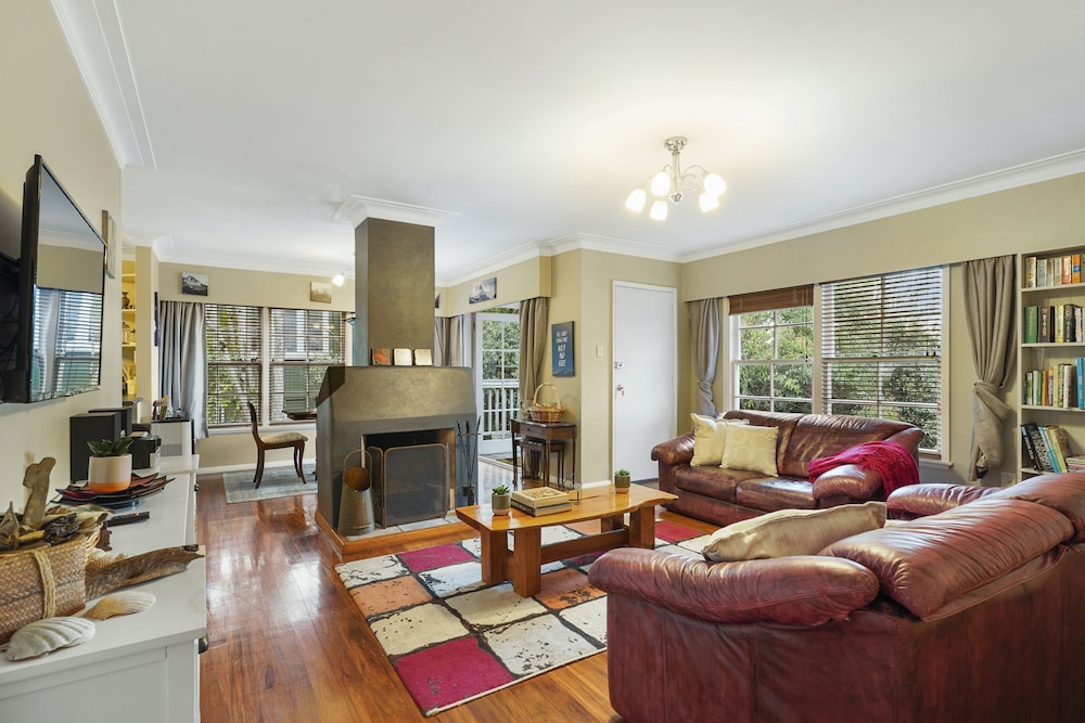 Kohi Family Home Netflix & Gardens View — 4-Star Luxury Hotel in Auckland, New Zealand