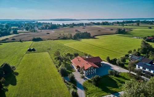 Farmhouse 1604 Das Bauernhaus eines Fischers — 4-Star Luxury Hotel in Ubersee, Germany