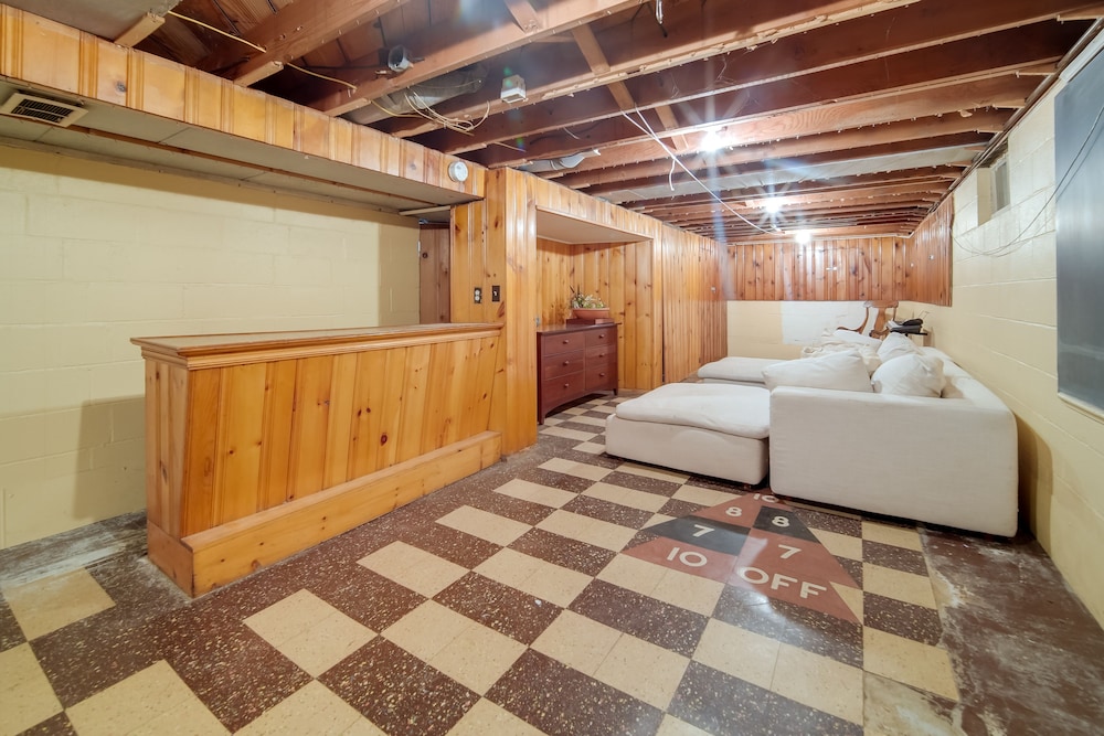 Stylish Willoughby Hills Retreat w Fireplace — hotel in Willoughby